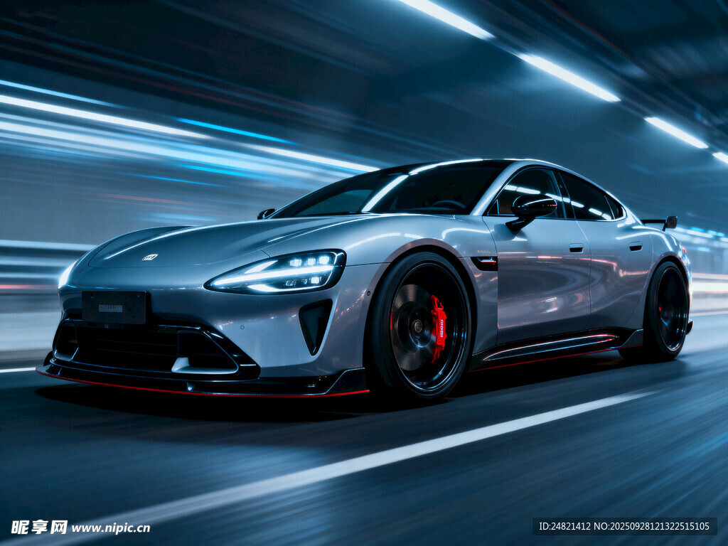 炫酷银跑车在光影隧道飞驰