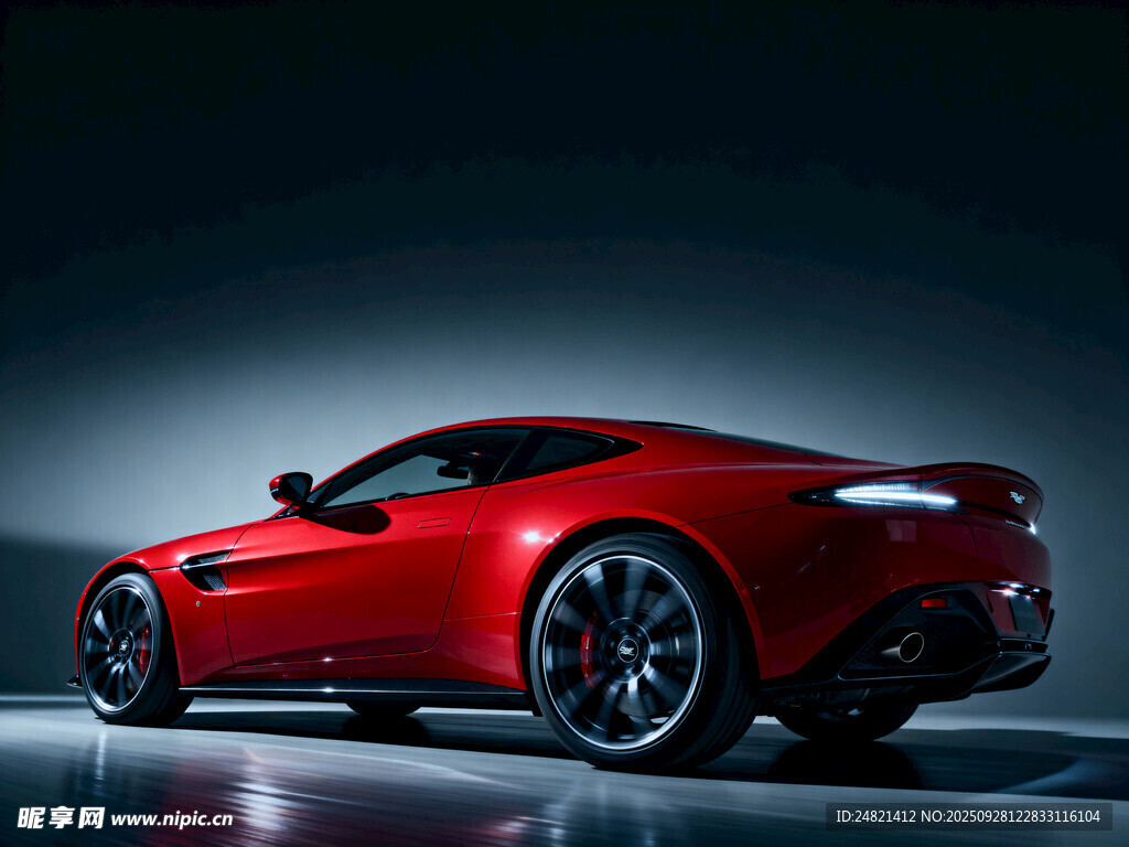 红色炫酷跑车侧后方视角