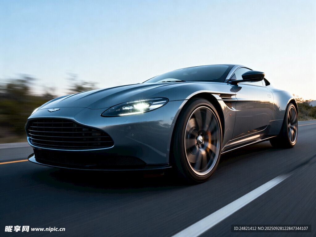 公路上疾驰的酷炫阿斯顿马丁
