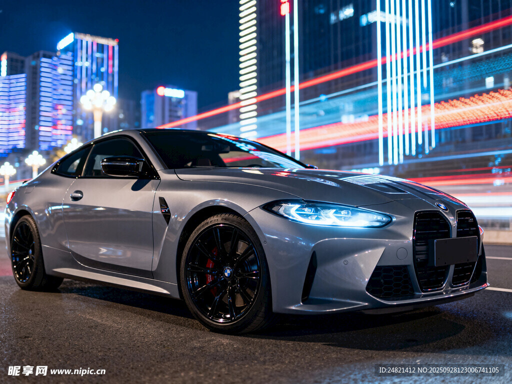 都市夜色中的炫酷银色跑车