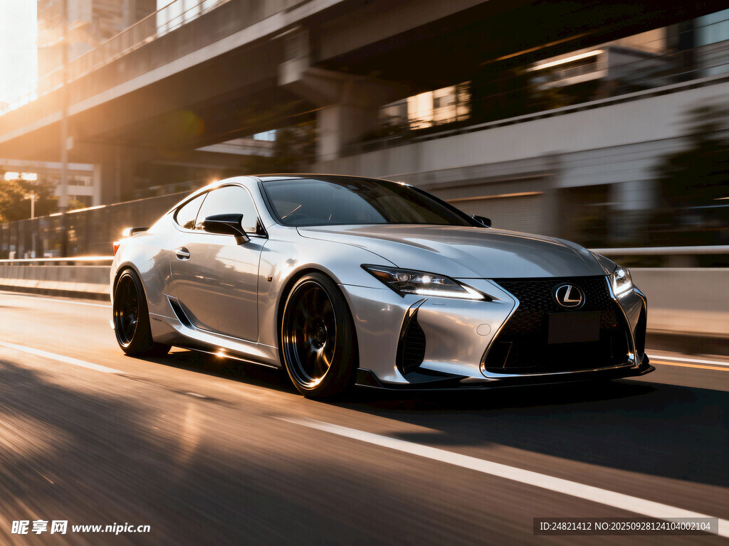 银色雷克萨斯于城市道路疾驰