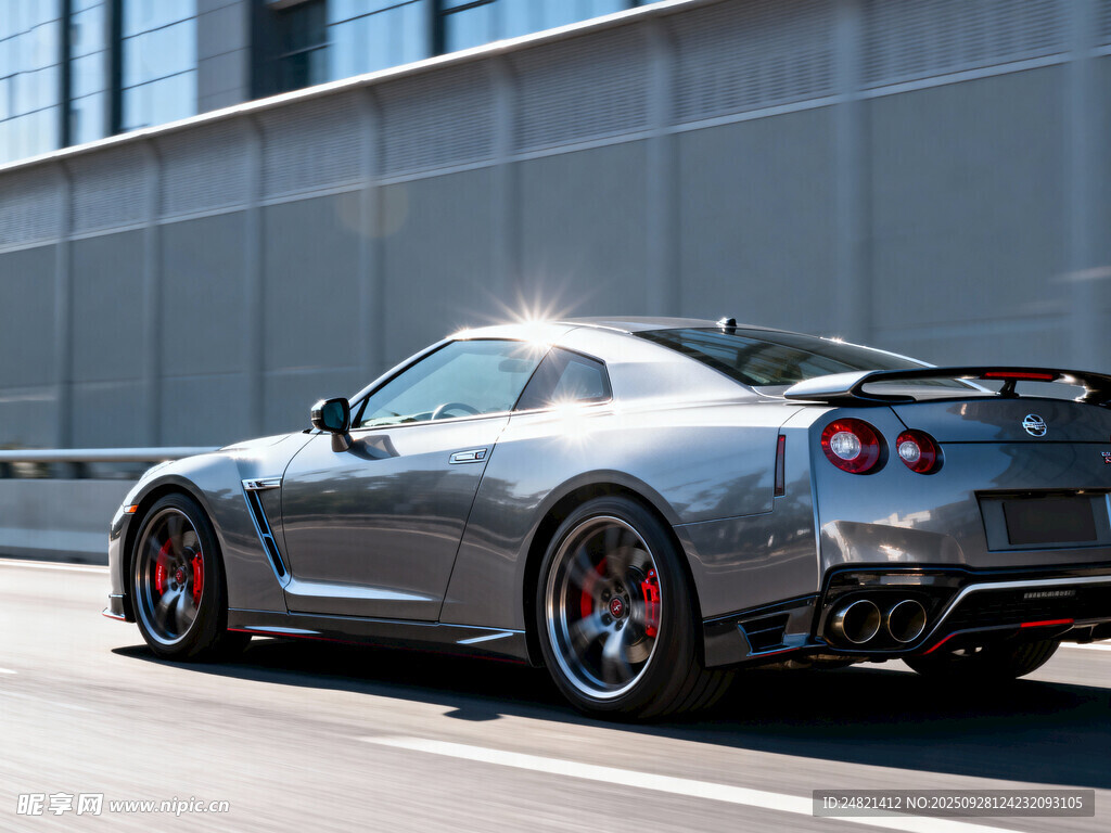 银色跑车停于城市道路旁