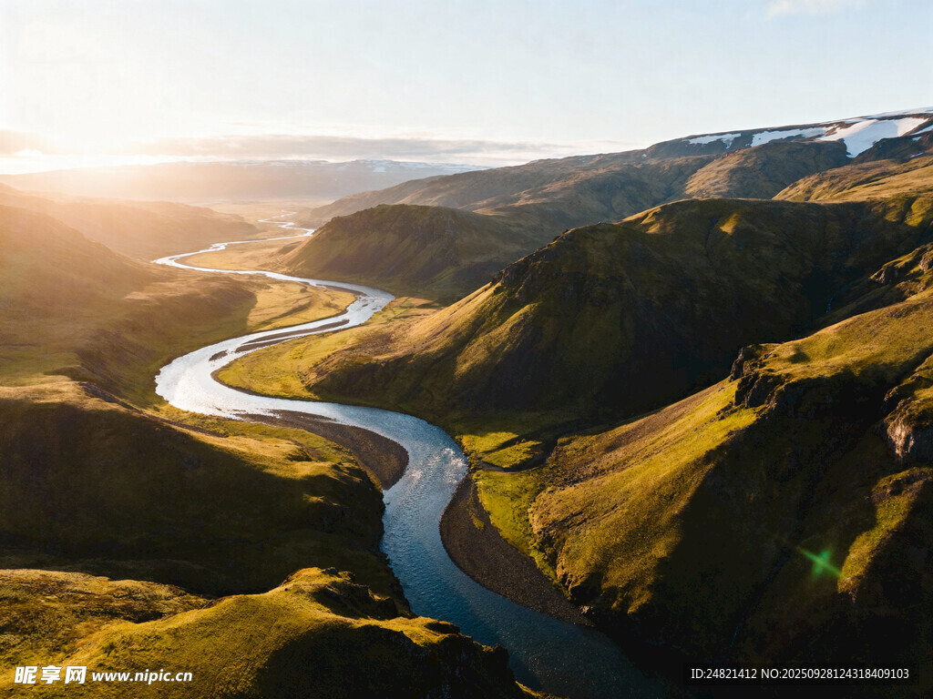山间蜿蜒河流壮丽风光