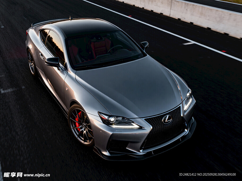 银色动感轿车在路上行驶