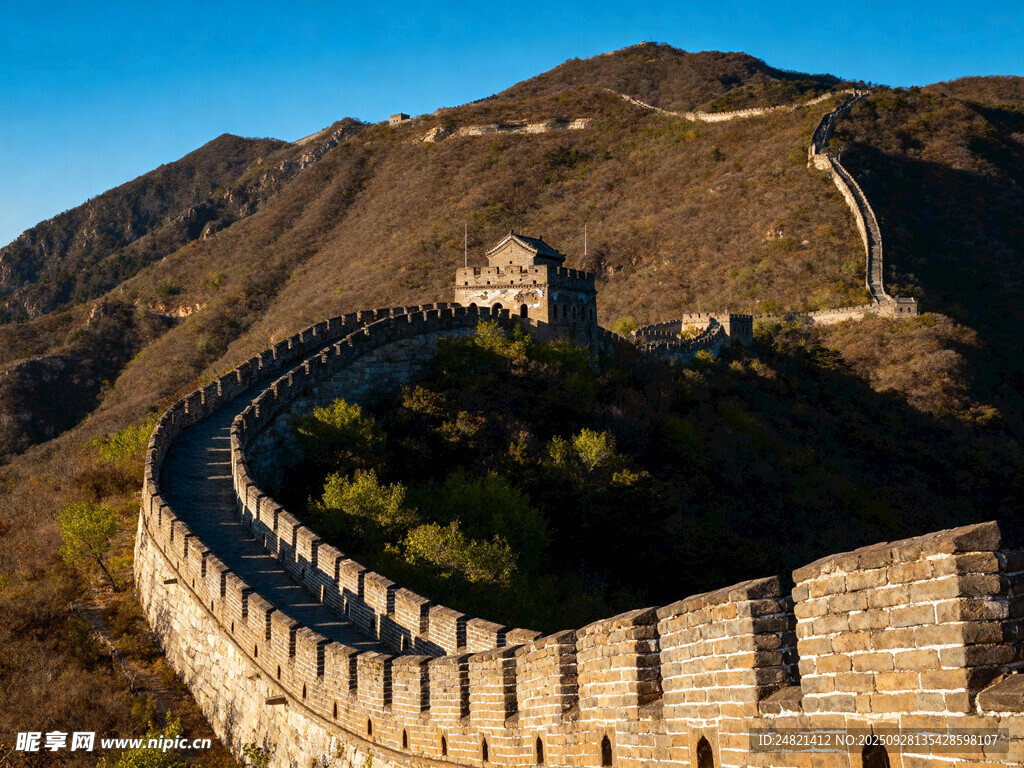 壮丽长城蜿蜒于山峦间