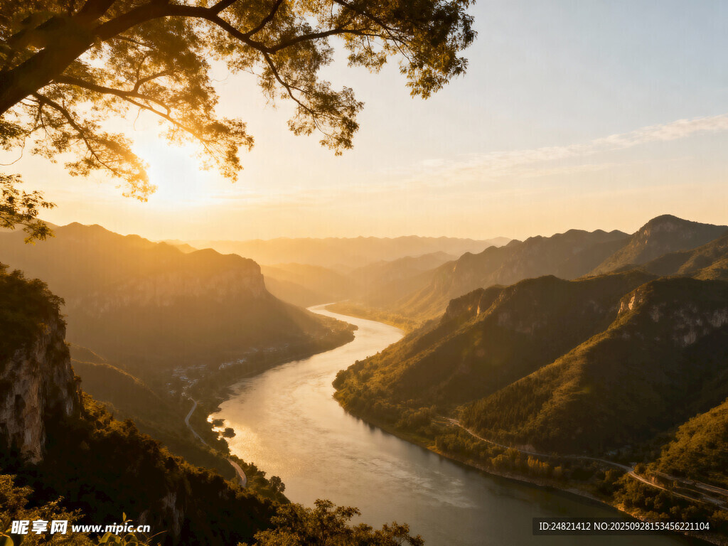 壮丽山河间的落日江景