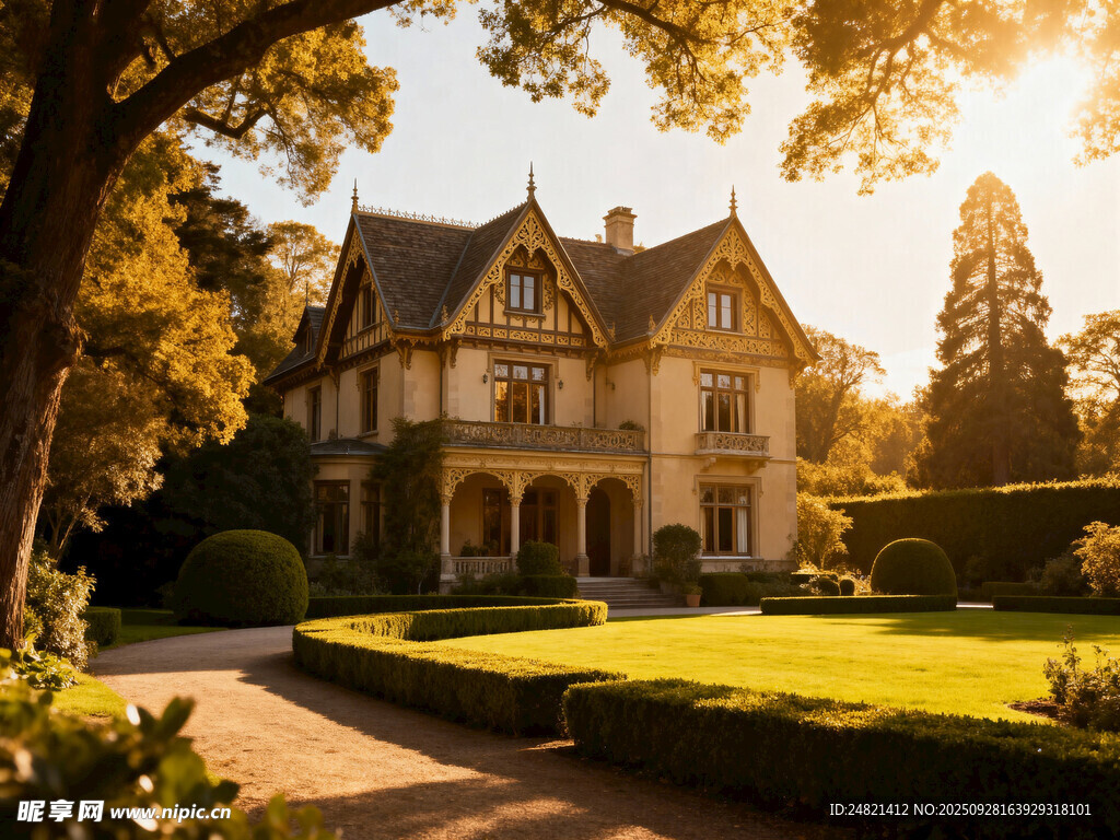 阳光照耀下的古典优雅别墅