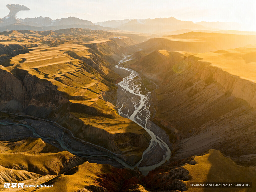 壮丽峡谷间蜿蜒的河流