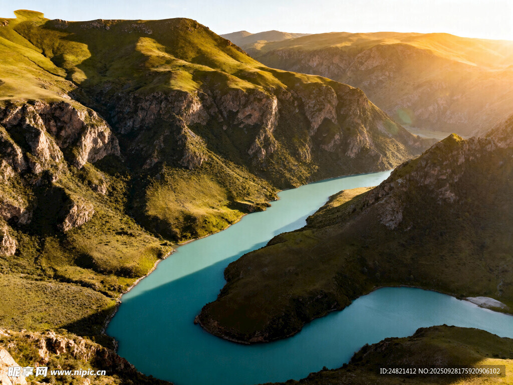 壮丽山河间的蜿蜒蓝色河流