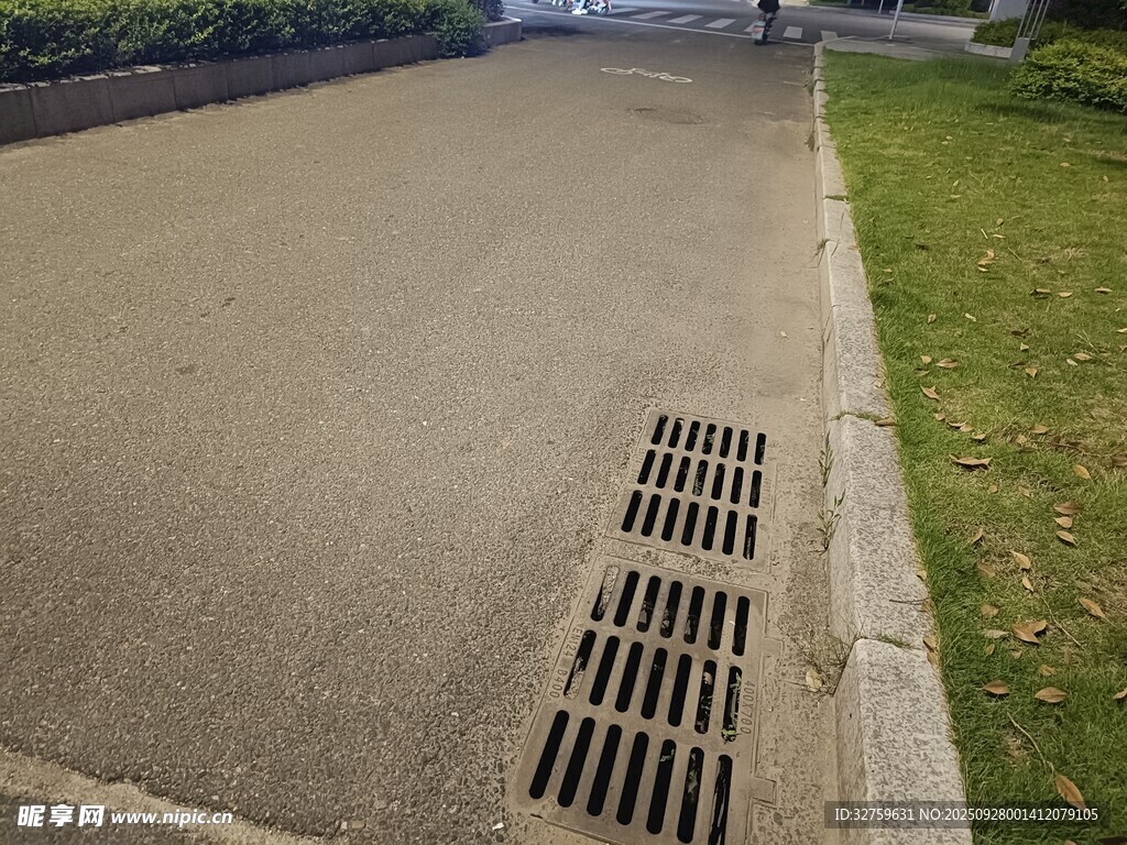 路边排水口特写