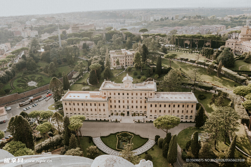 俯瞰宏伟古典建筑景观