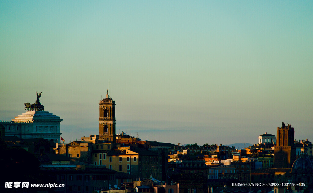 黄昏下的城市建筑景观