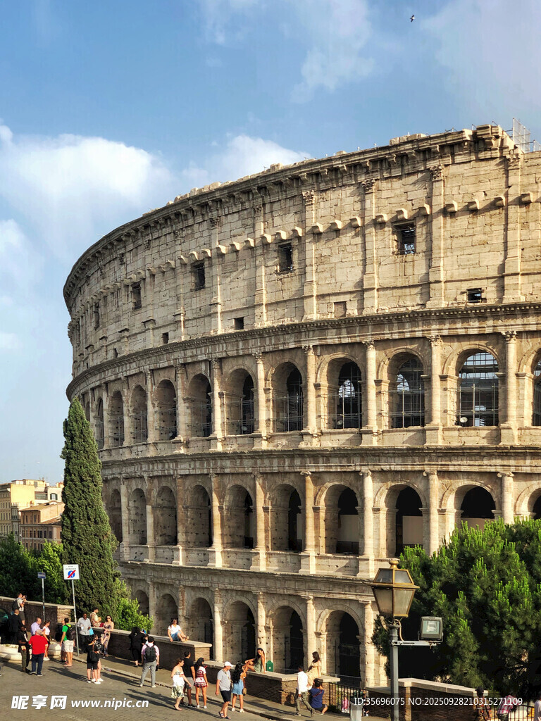 罗马斗兽场前的热闹景象