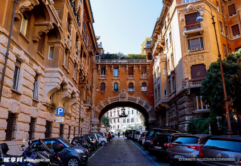 罗马街头的古朴街巷景致