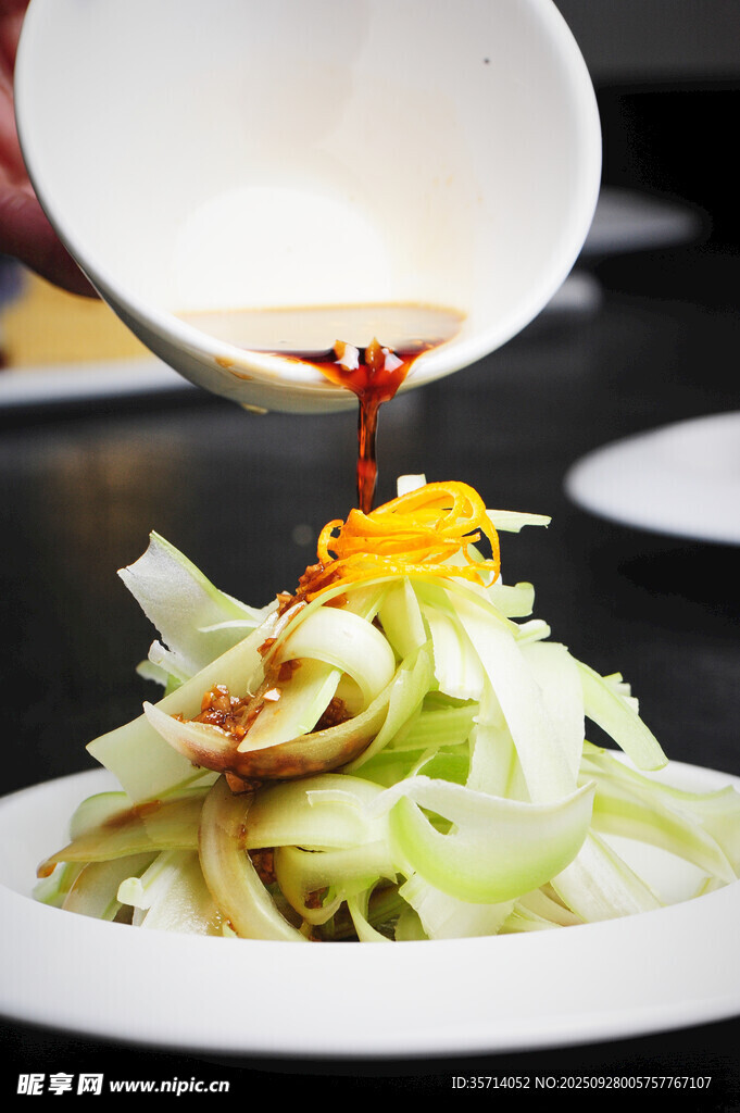 凉拌菜调料浇淋瞬间