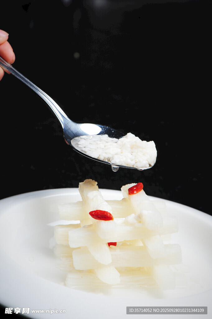 勺子舀起美味山药甜品