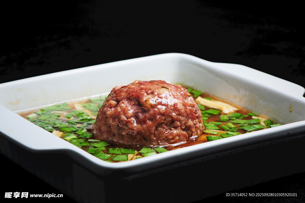 美味狮子头置于翠绿蔬菜上