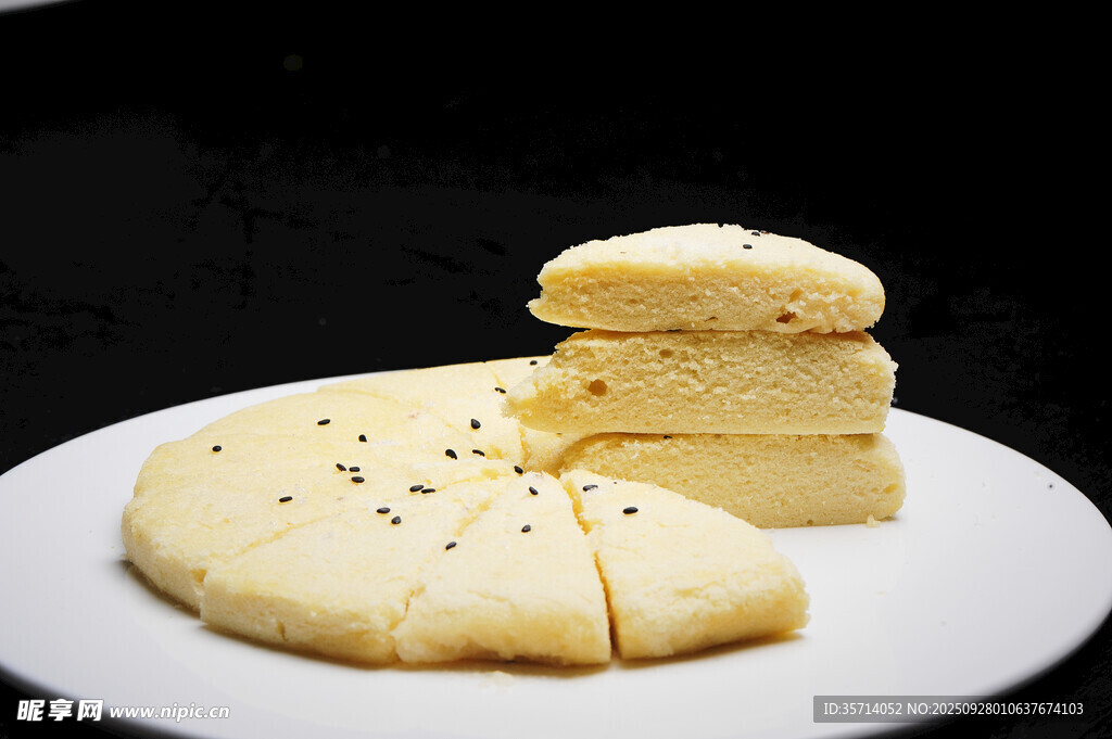 芝麻点缀多层美味糕点