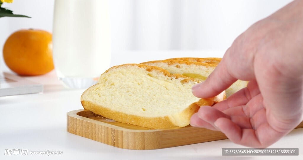 手取切片面包于木盘上