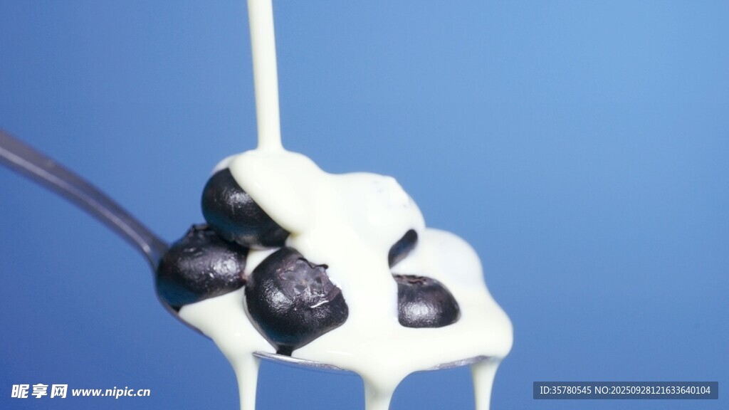 牛奶滴落溅起特写视频素材