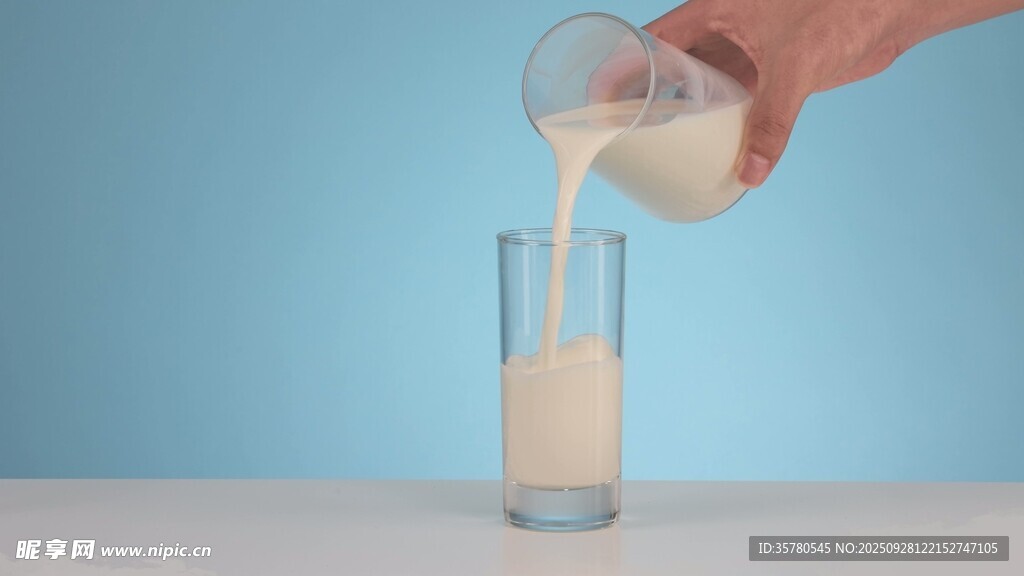 牛奶倒入玻璃杯瞬间