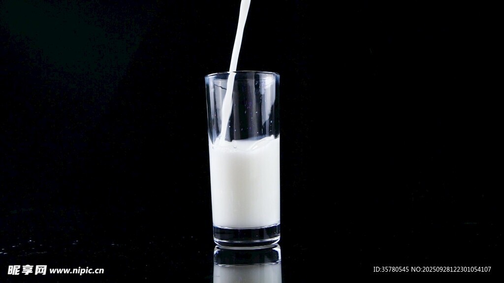 牛奶倒入玻璃杯瞬间