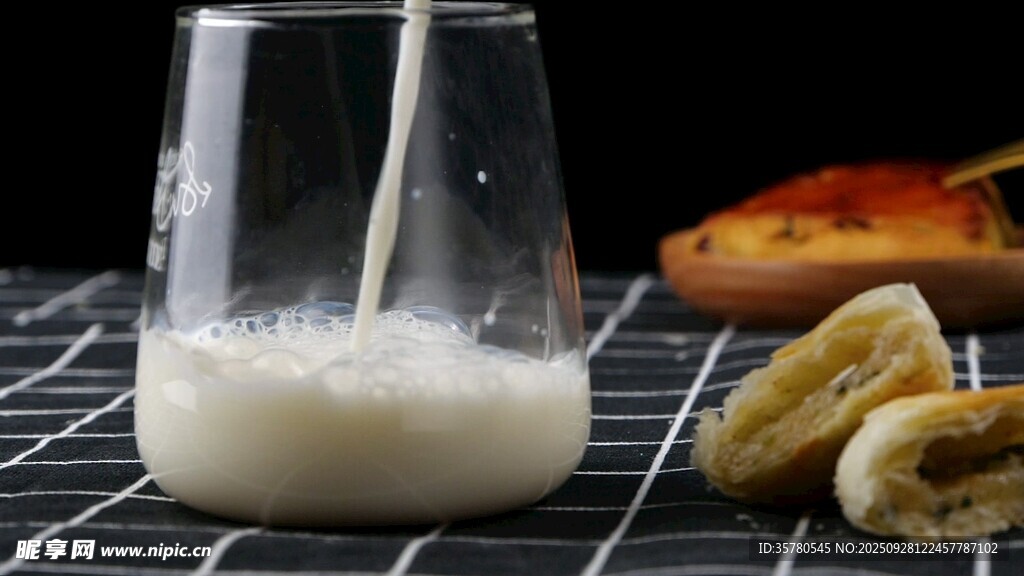 玻璃杯中的牛奶与香蕉