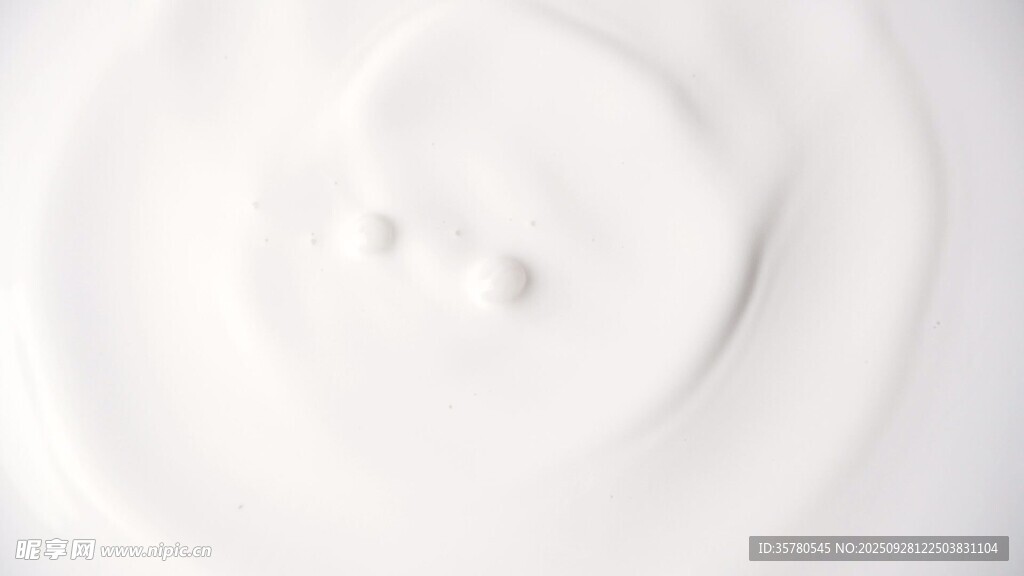 牛奶滴落溅起特写视频素材