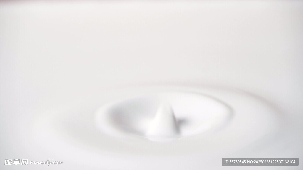 牛奶滴落溅起特写视频素材