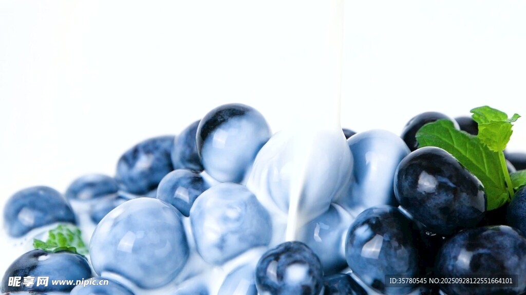 牛奶滴落溅起特写视频素材