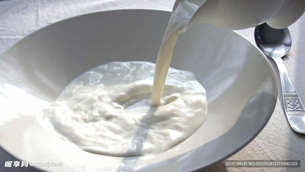 牛奶倒入碗中的温馨场景