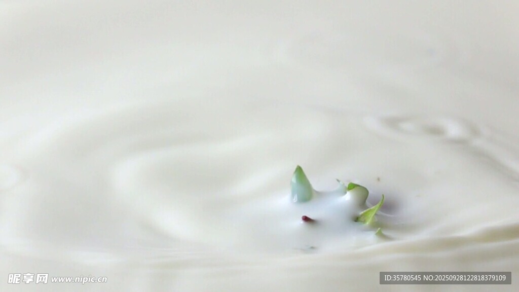 牛奶滴落溅起特写视频素材