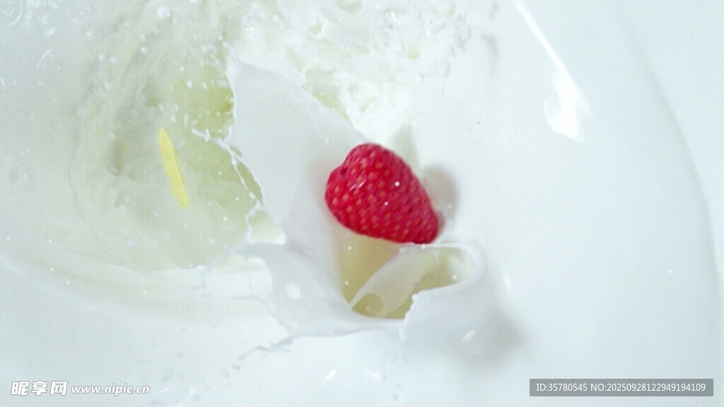 牛奶滴落溅起特写视频素材