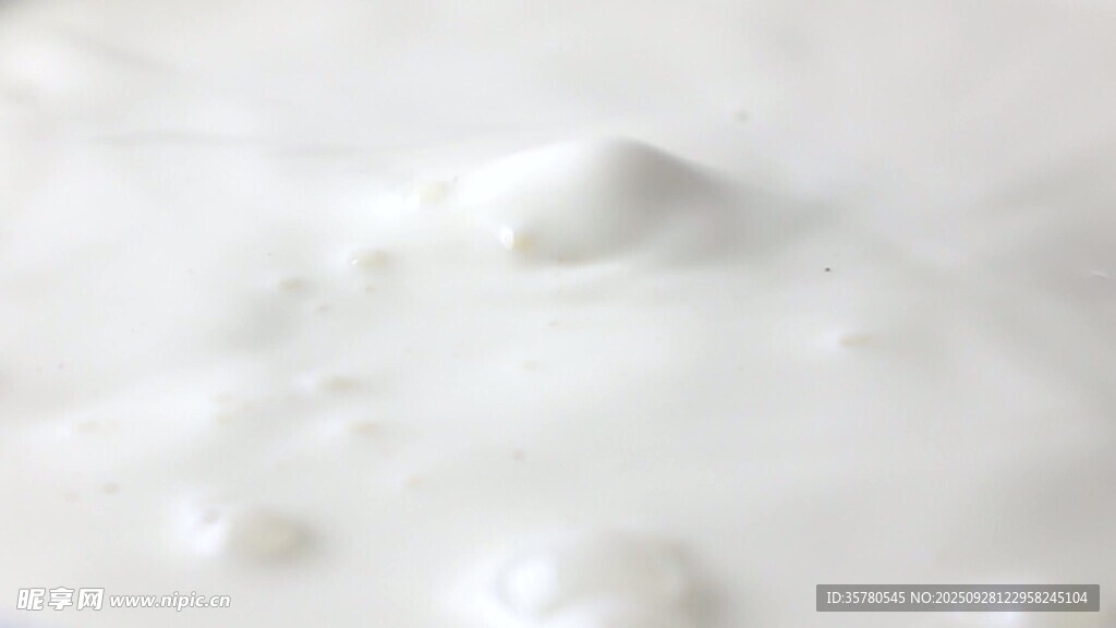 牛奶滴落溅起特写视频素材