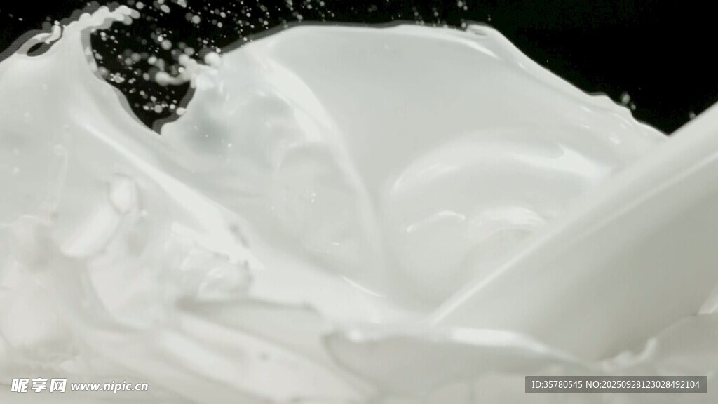 牛奶滴落溅起特写视频素材