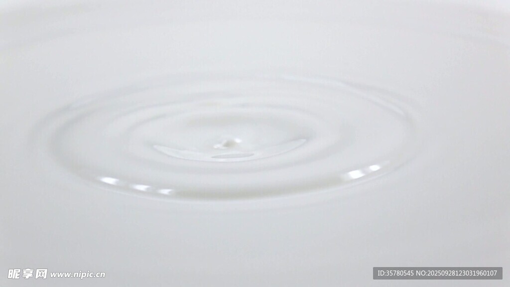 牛奶滴落溅起特写视频素材