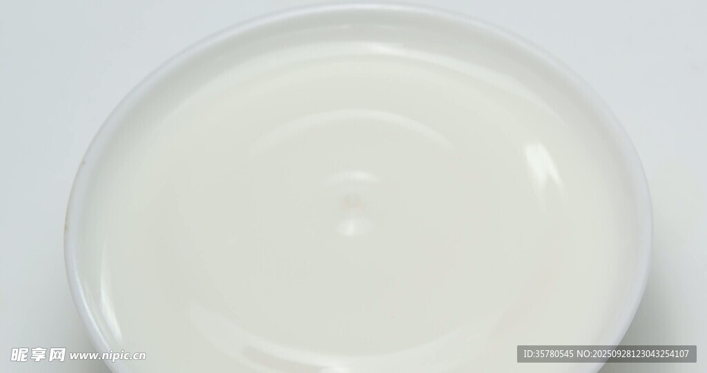 牛奶滴落溅起特写视频素材