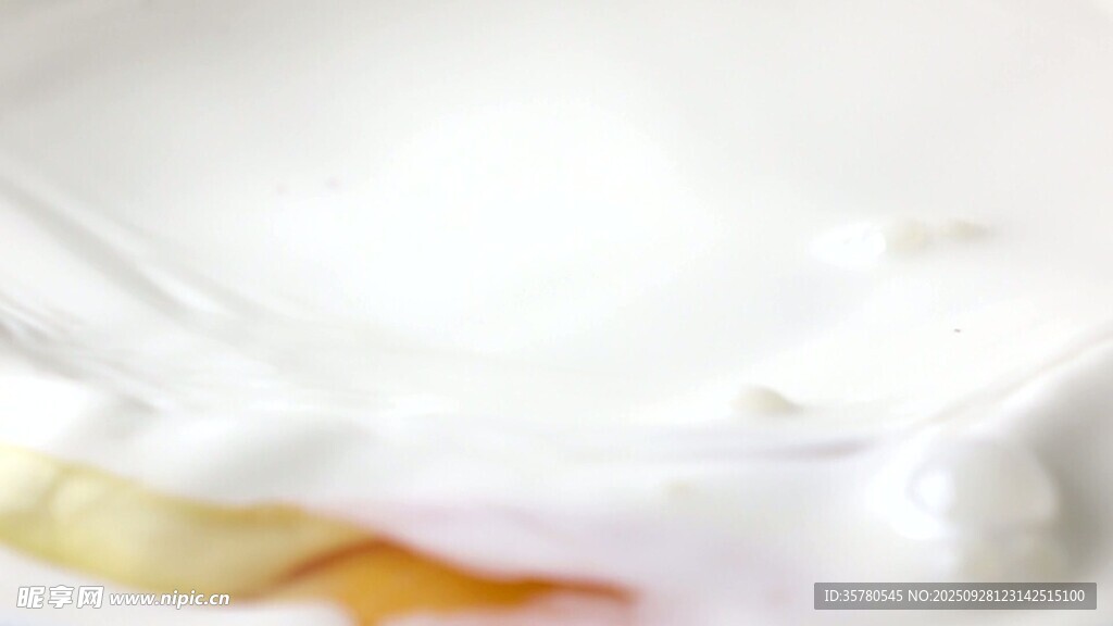 牛奶滴落溅起特写视频素材