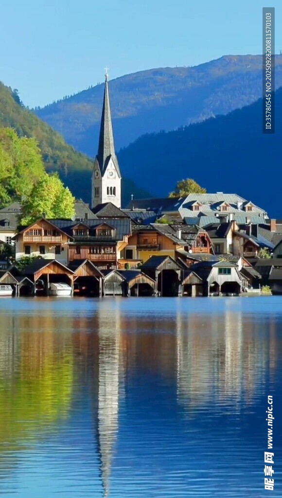 湖畔小镇的宁静美景