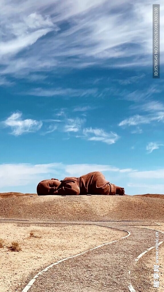 荒漠公路旁的奇特岩石景观