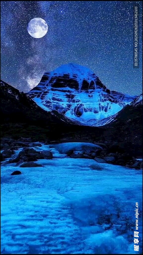 月夜下的雪山与静谧湖水