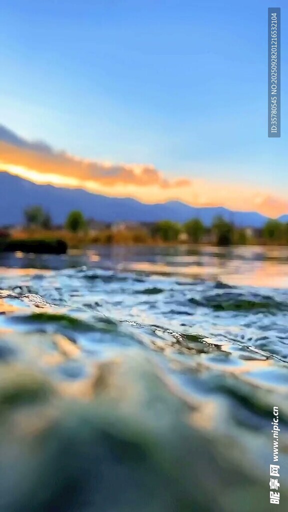 湖畔水波与天边绚丽霞光