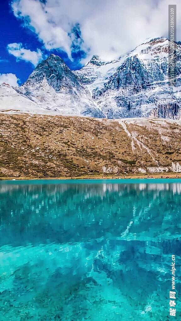 梦幻蓝湖与巍峨雪山