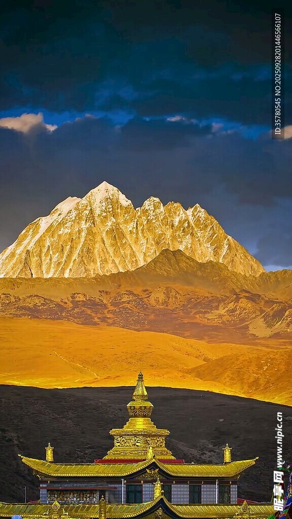 藏式建筑与雪山壮丽景观