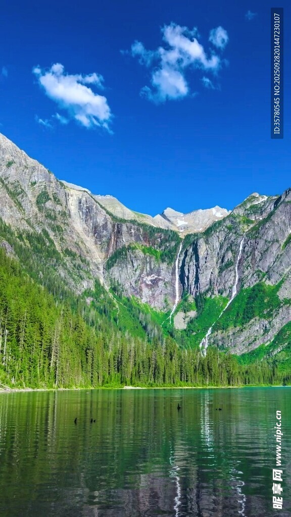 高山湖泊秀丽风光