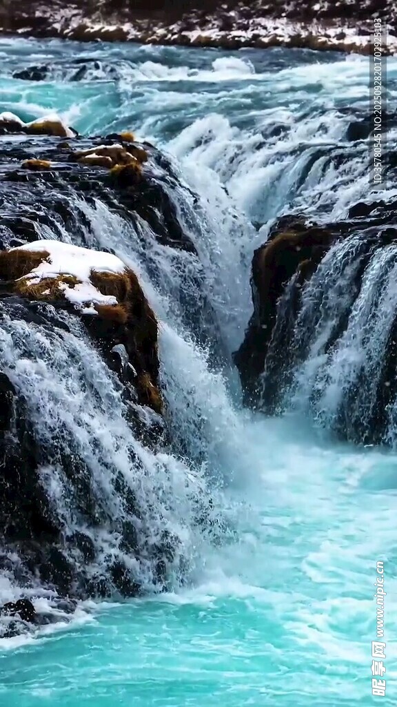 蓝绿色瀑布水流倾泻