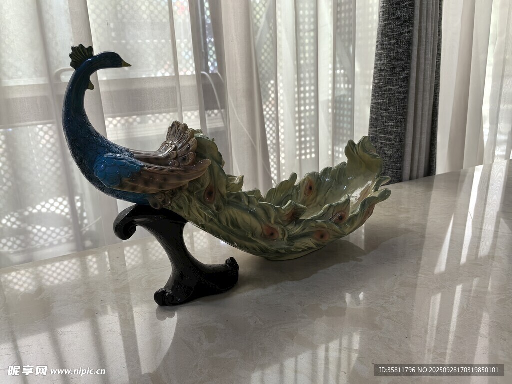 精美孔雀摆件