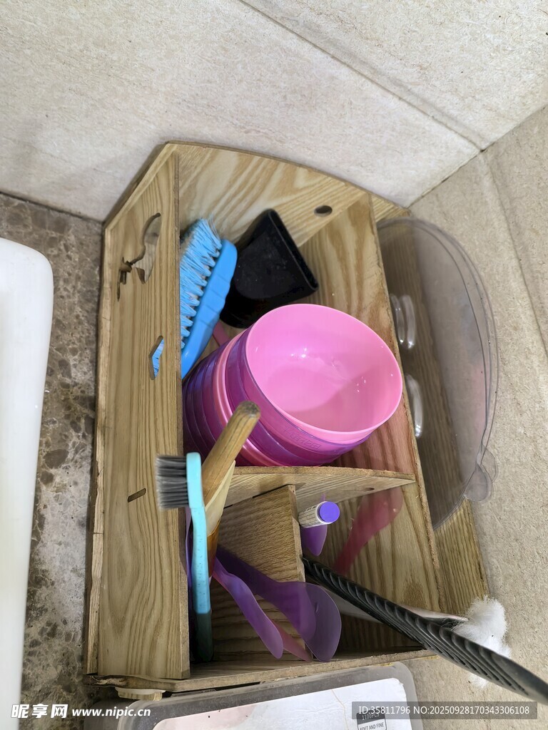 木质收纳架上的清洁工具