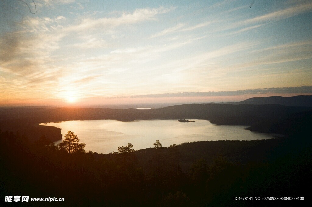 日出时分的湖光山色