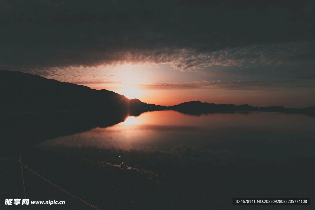 日落时分湖面美丽景象